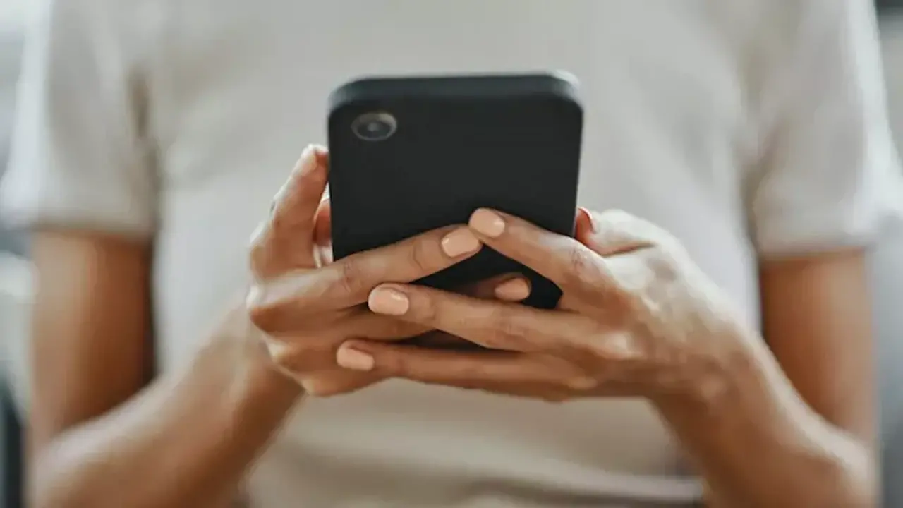 لماذا تظهر مشكلات تقنية مزعجة في شاشات الهواتف الذكية الحديثة مؤخراً؟